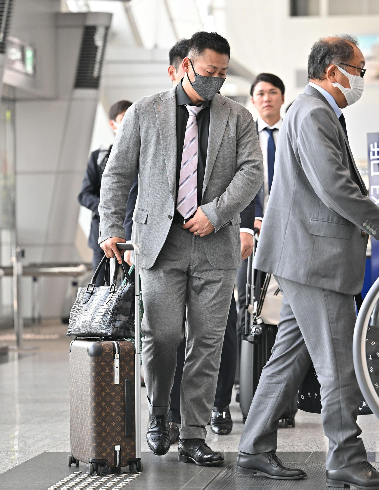 佐賀から帰京する巨人中田翔（撮影・滝沢徹郎）