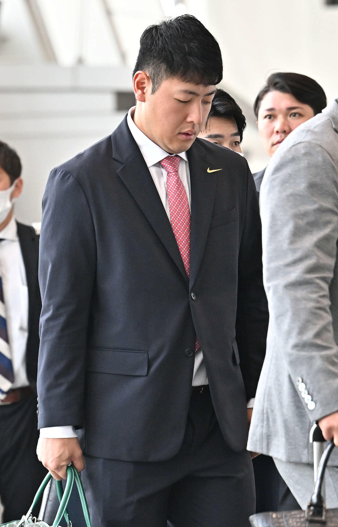 佐賀から帰京する巨人岡本和（撮影・滝沢徹郎）