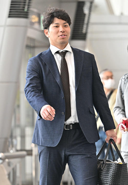 佐賀から帰京する巨人大城卓（撮影・滝沢徹郎）