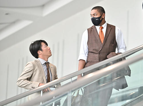 佐賀から帰京する巨人重信（左）とオコエ（撮影・滝沢徹郎）