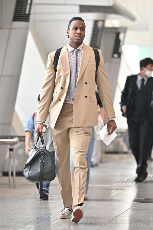 佐賀から帰京する巨人ブリンソン（撮影・滝沢徹郎）
