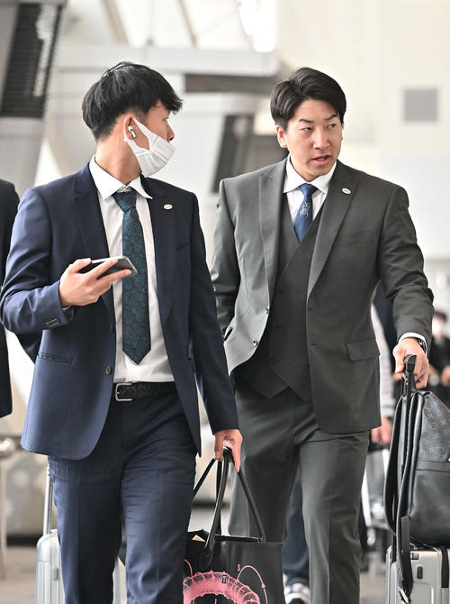 佐賀から帰京する巨人山崎伊（左）と大勢（撮影・滝沢徹郎）