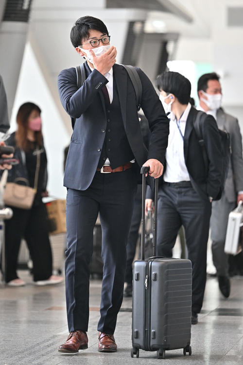 佐賀から帰京する巨人直江（撮影・滝沢徹郎）