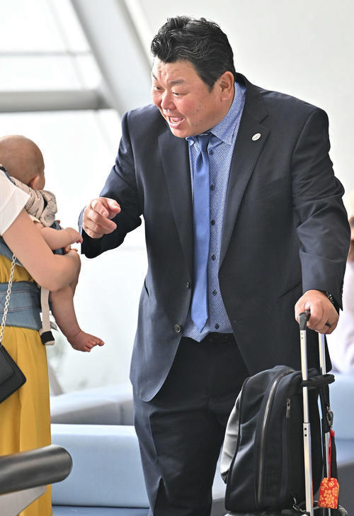佐賀から帰京する巨人大久保打撃チーフコーチは子供のファンに笑顔を見せる（撮影・滝沢徹郎）