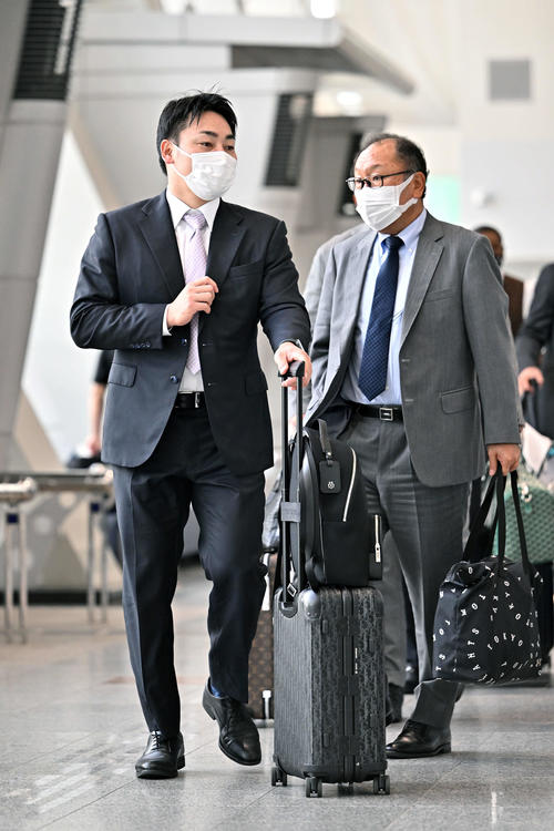 佐賀から帰京する巨人丸（左）と今村代表取締役社長（撮影・滝沢徹郎）