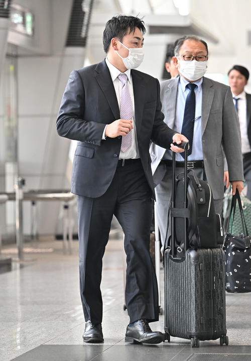 佐賀から帰京する巨人丸（手前）（撮影・滝沢徹郎）