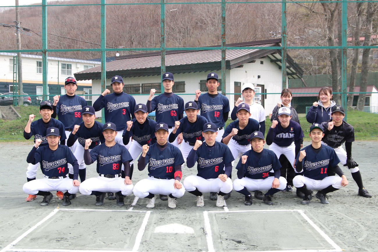 32年ぶりの1部リーグに挑む室蘭工大の選手ら（撮影・山崎純一）