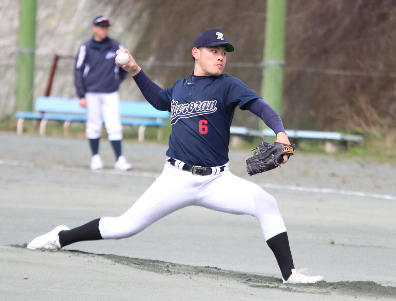 練習試合で力投する室蘭工大・佐藤（撮影・山崎純一）