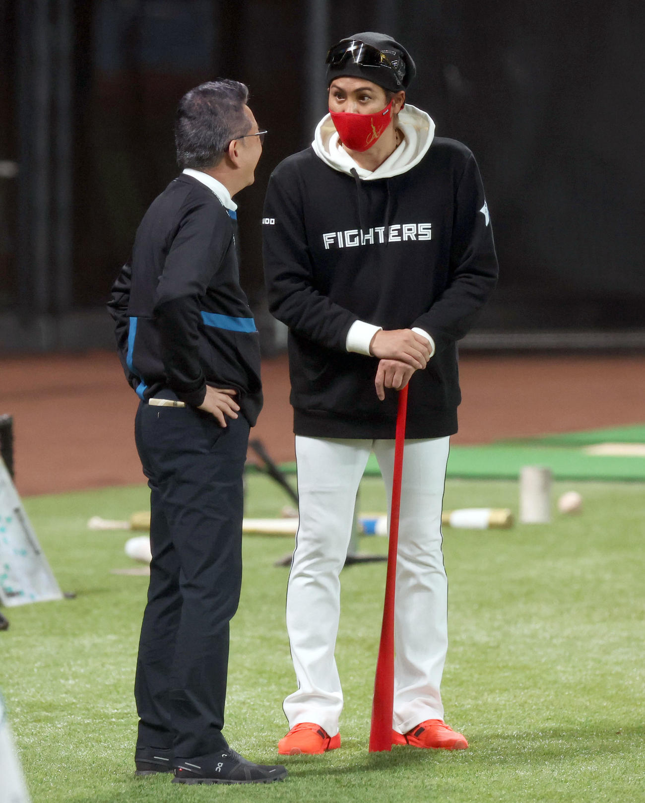 日本ハム対ロッテ　試合前、日本ハム小村球団社長兼オーナー代行（左）と話す新庄監督（撮影・佐藤翔太）