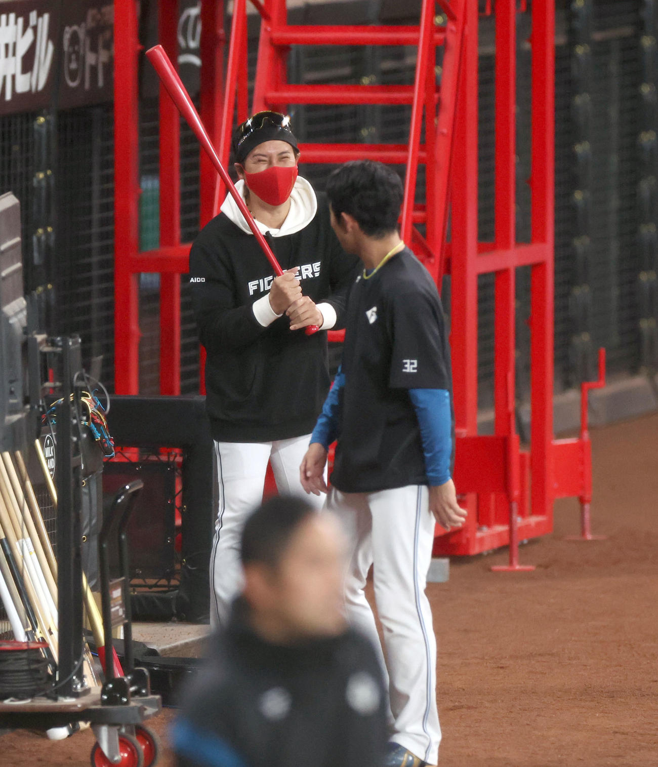 日本ハム対ロッテ　試合前、会話する日本ハム新庄監督（左後方）と谷内（撮影・佐藤翔太）
