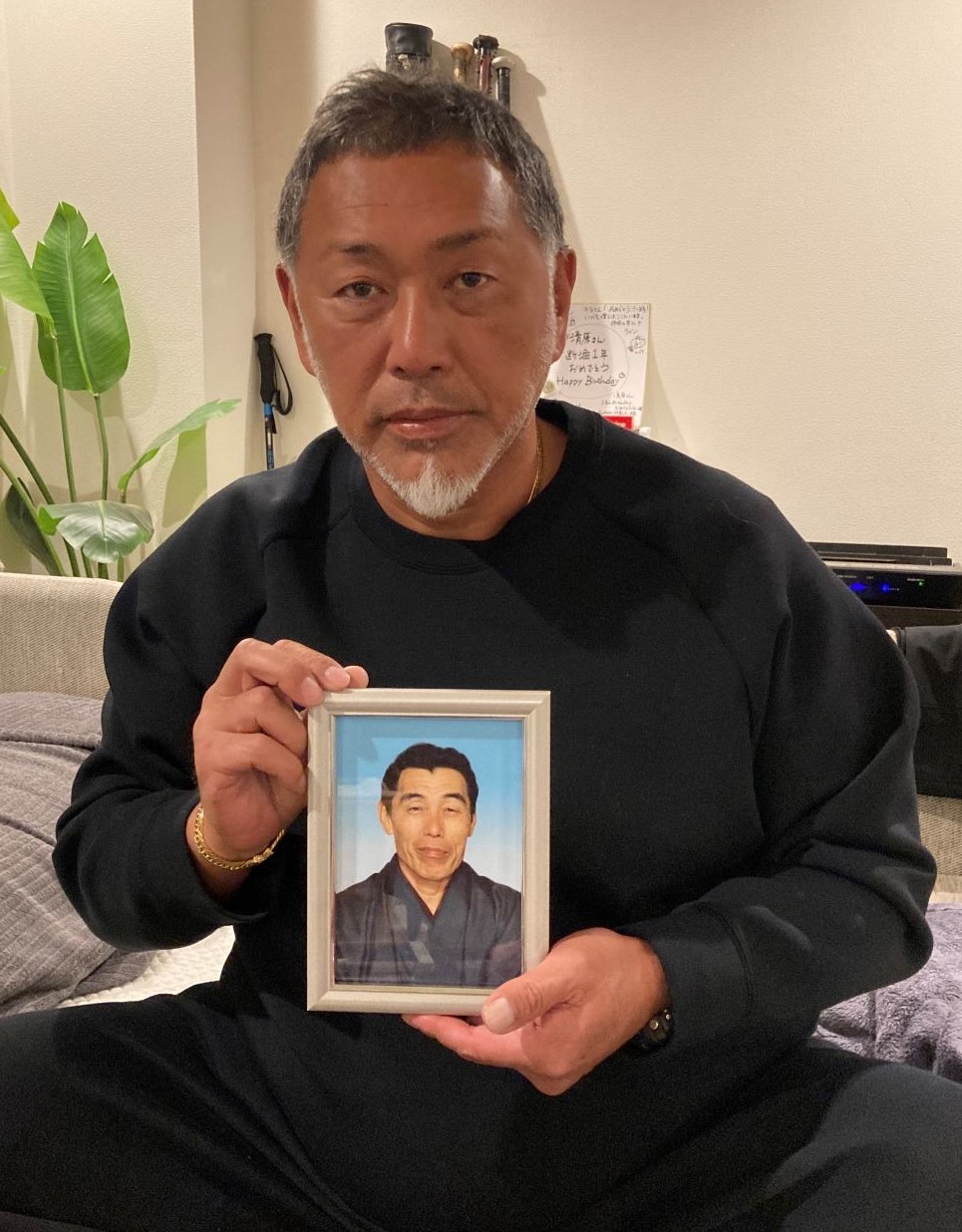 急逝した父洋文さんの写真を手にする清原和博氏。インタビューに応じ、思い出を語った
