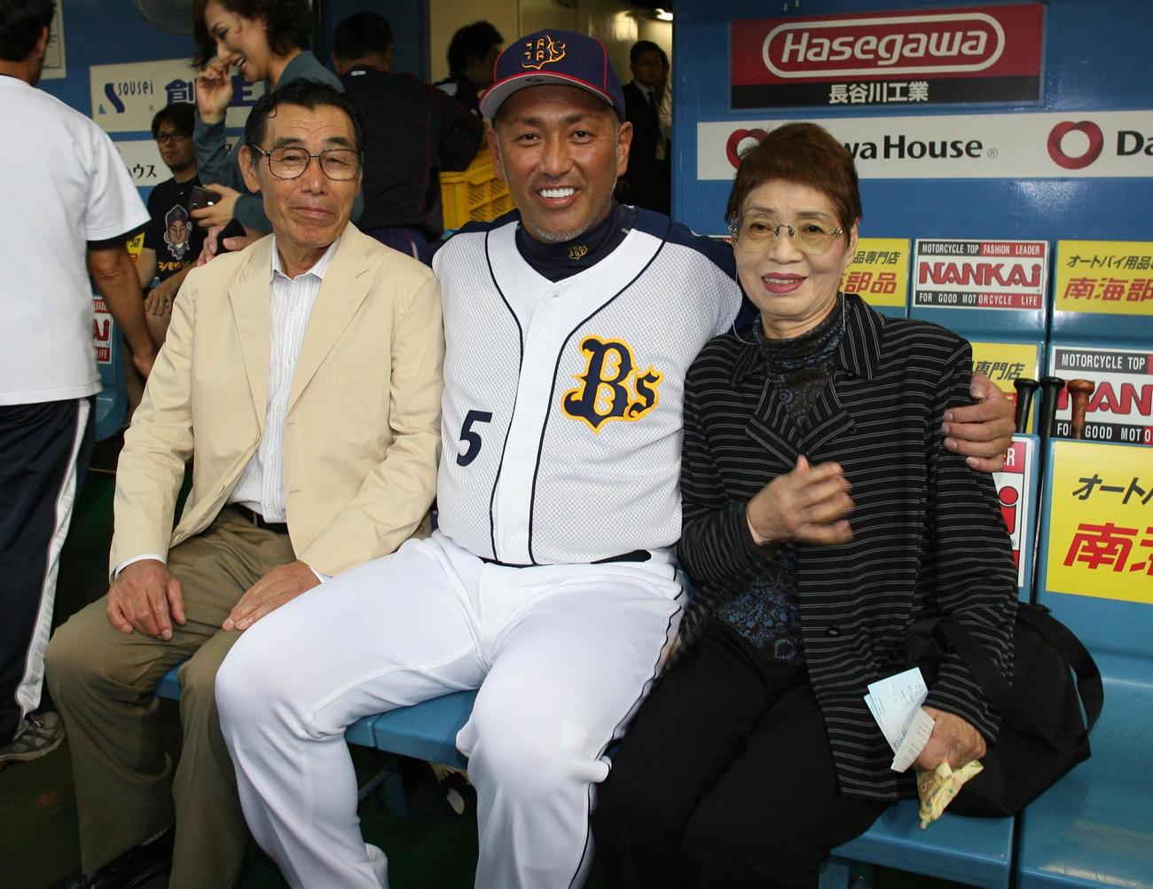 引退試合の日に、ベンチで両親（父・洋文さん、母・弘子さん）と写真に納まる清原和博（2008年10月1日撮影）