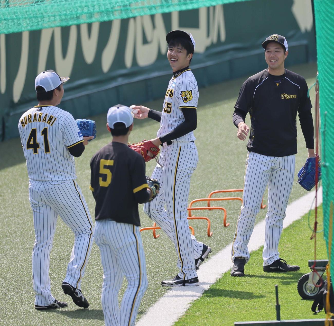 村上（左）と談笑する才木（左から3人目）と青柳（撮影・上田博志）