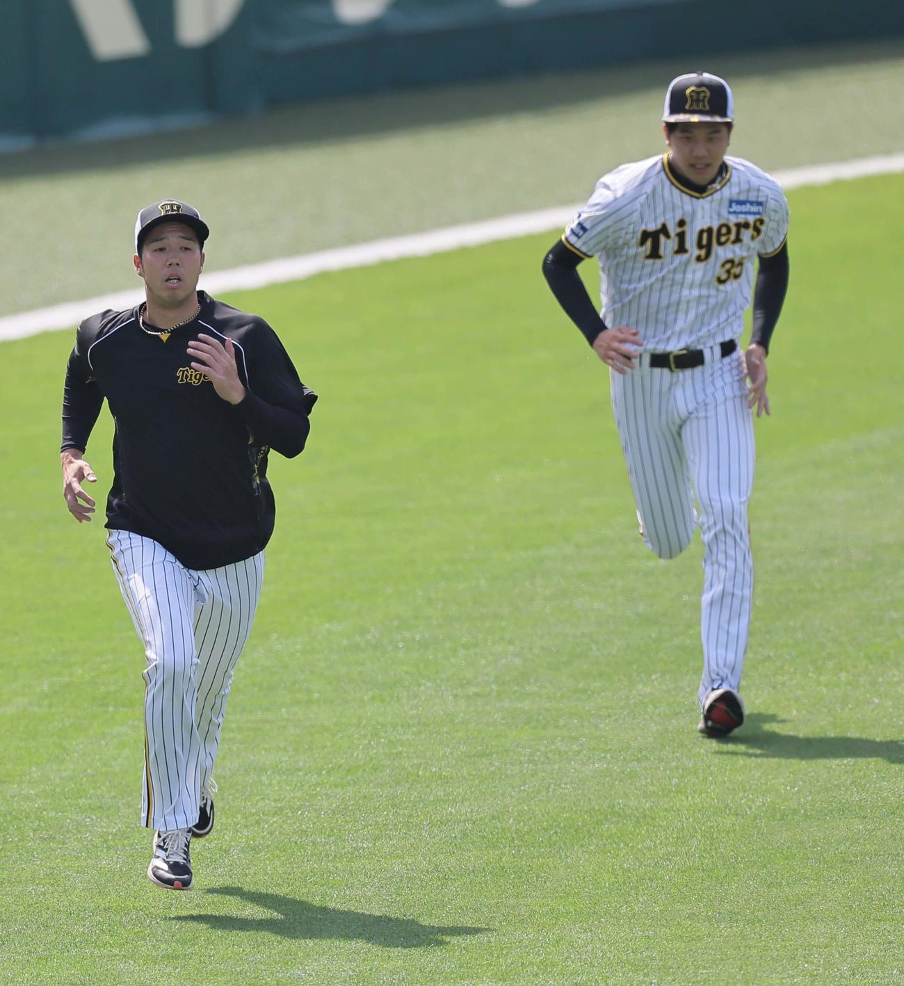 外野をダッシュする青柳（左）と才木（撮影・上田博志）