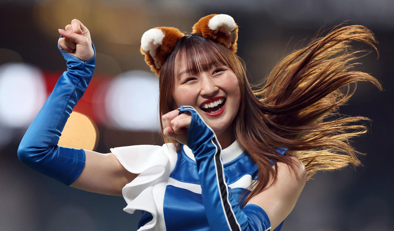 23年4月19日、「きつねダンス」を踊るファイターズガールの清水麻矢さん