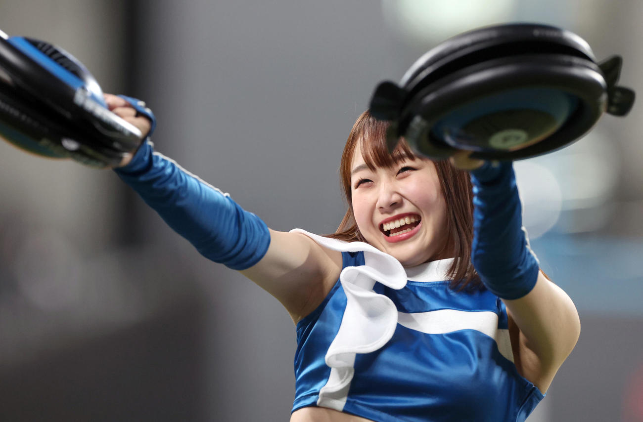 23年4月19日、「ジンギスカンダンス」を踊るファイターズガールの大野未侑さん