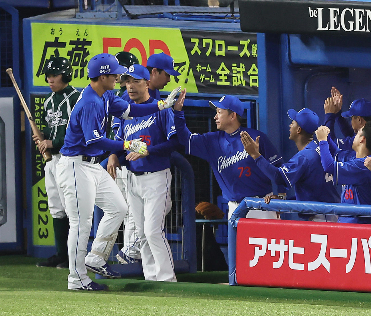 ヤクルト対中日　2回表無死、石川昂（左端）は中越え本塁打を放ち立浪監督（中央右）らに迎えられる（撮影・足立雅史）