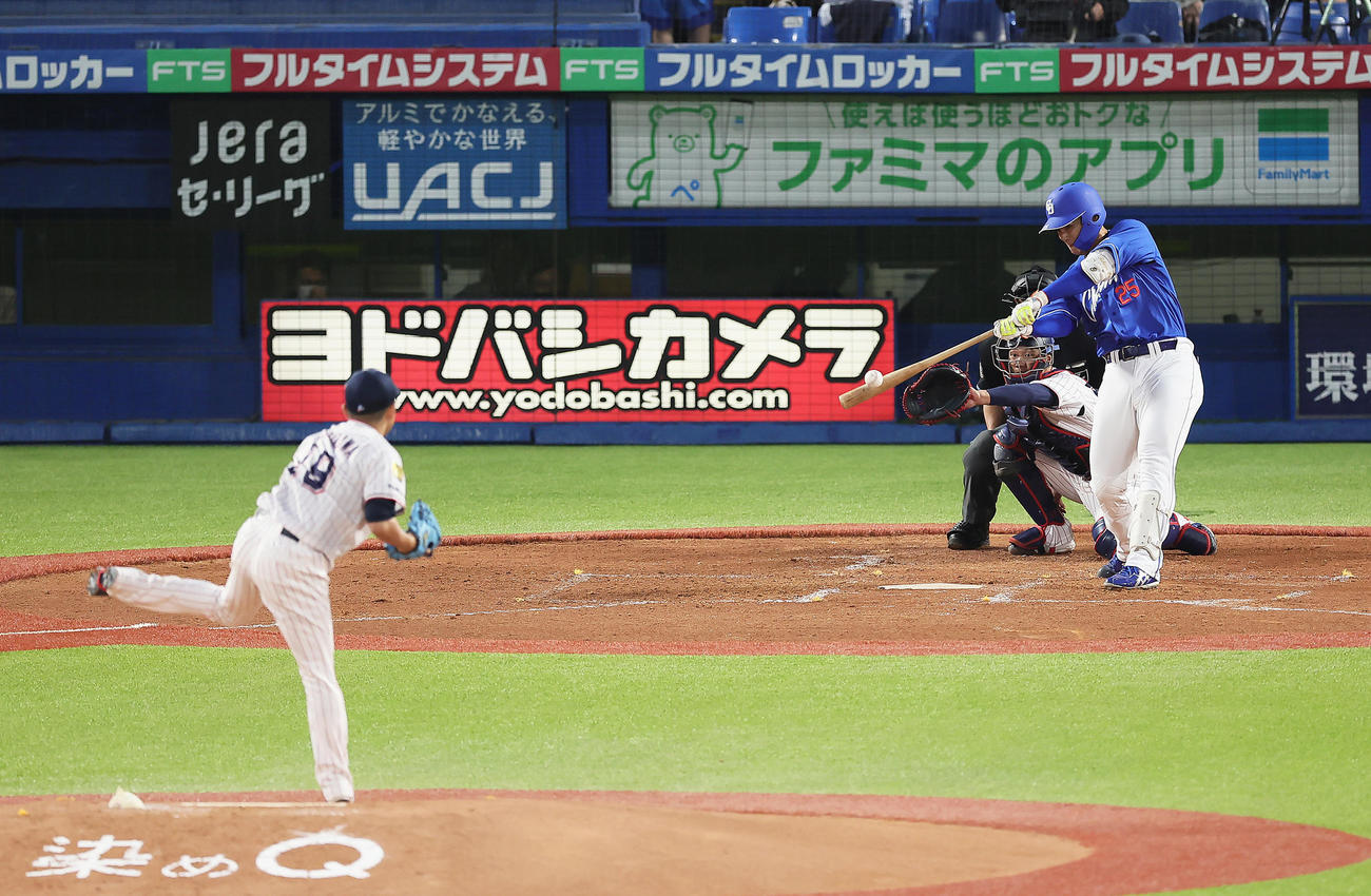 ヤクルト対中日　2回表無死、石川昂は中越え本塁打を放つ。投手石川（撮影・足立雅史）