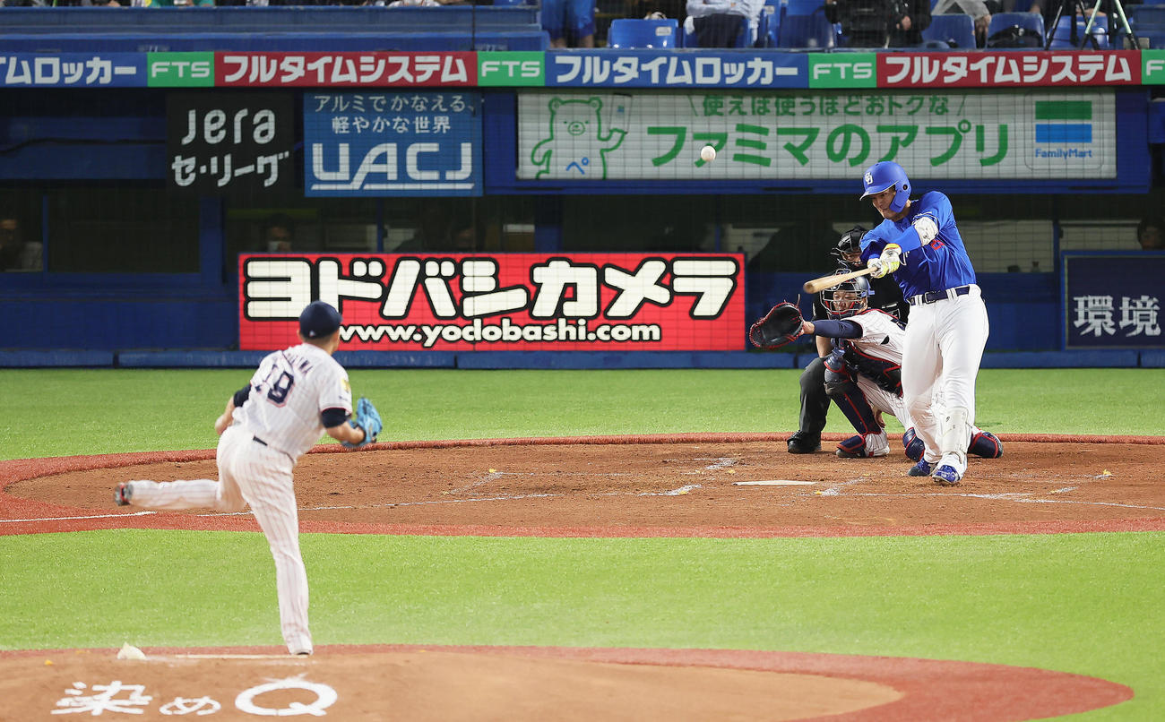 ヤクルト対中日　2回表無死、石川昂は中越え本塁打を放つ。投手石川（撮影・足立雅史）