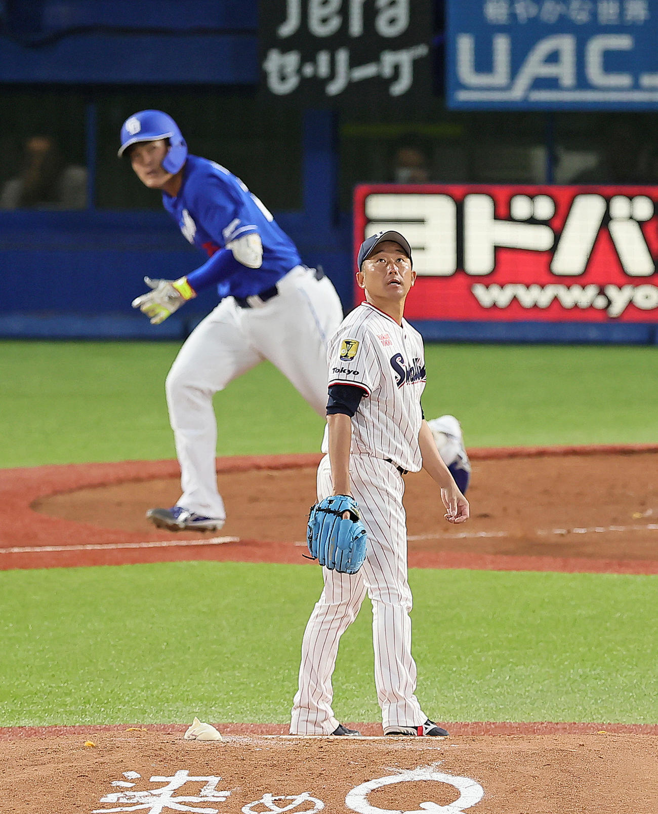 ヤクルト対中日　2回表無死、石川昂（後方）に中越え本塁打を浴びる石川（撮影・足立雅史）