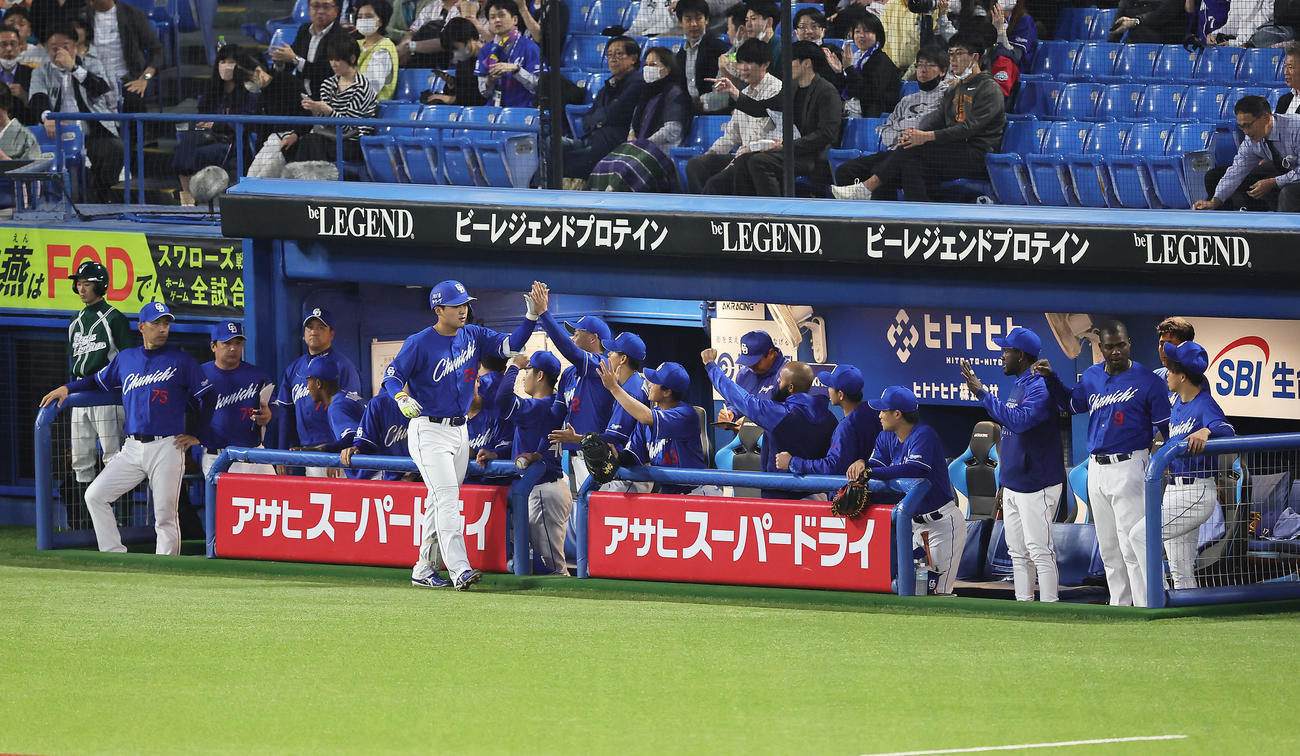 ヤクルト対中日　2回表無死、石川昂（中央左）は中越え本塁打を放ちタッチで迎えられる（撮影・足立雅史）