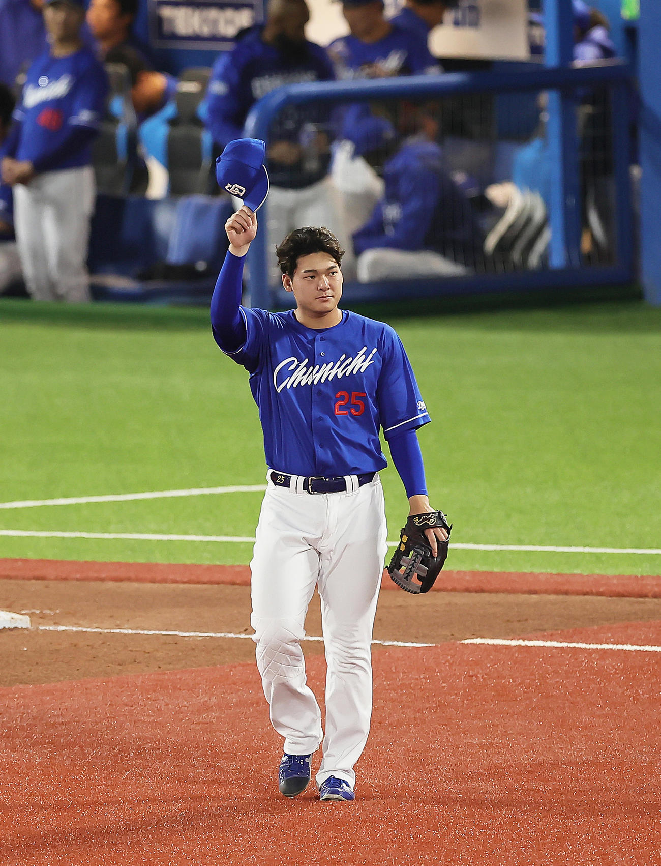 ヤクルト対中日　2回に本塁打を放った中日石川昂は守備につき、スタンドの声援に帽子を取って応える（撮影・足立雅史）