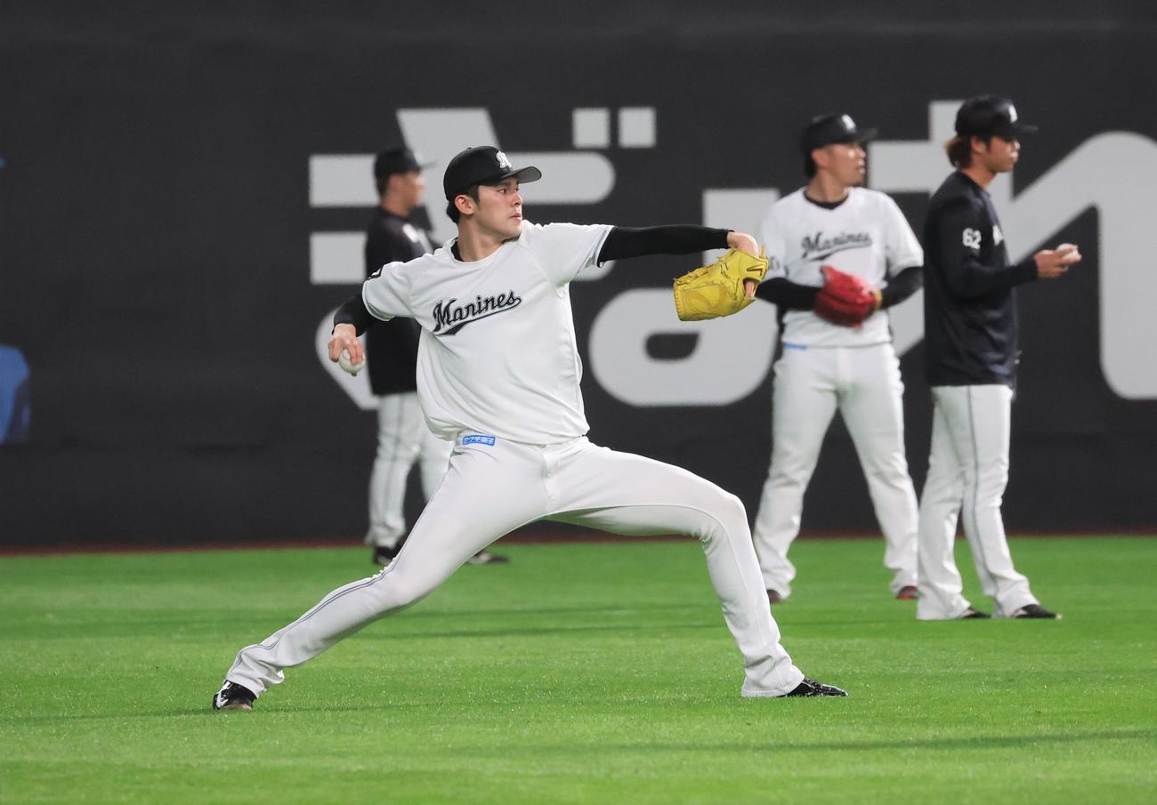 日本ハム対ロッテ　キャッチボールする佐々木朗（撮影・黒川智章）