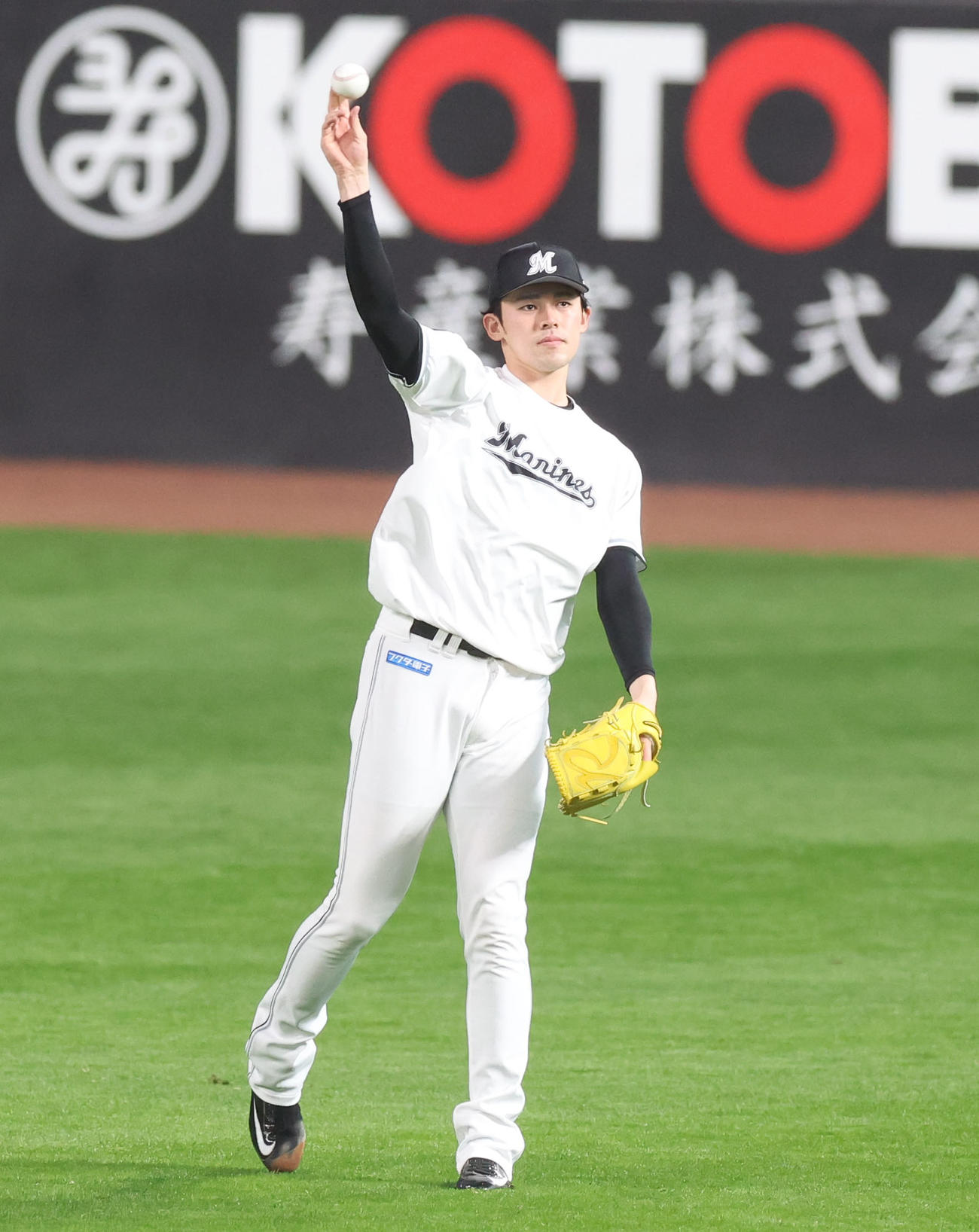 日本ハム対ロッテ　キャッチボールをするロッテ佐々木朗（撮影・佐藤翔太）
