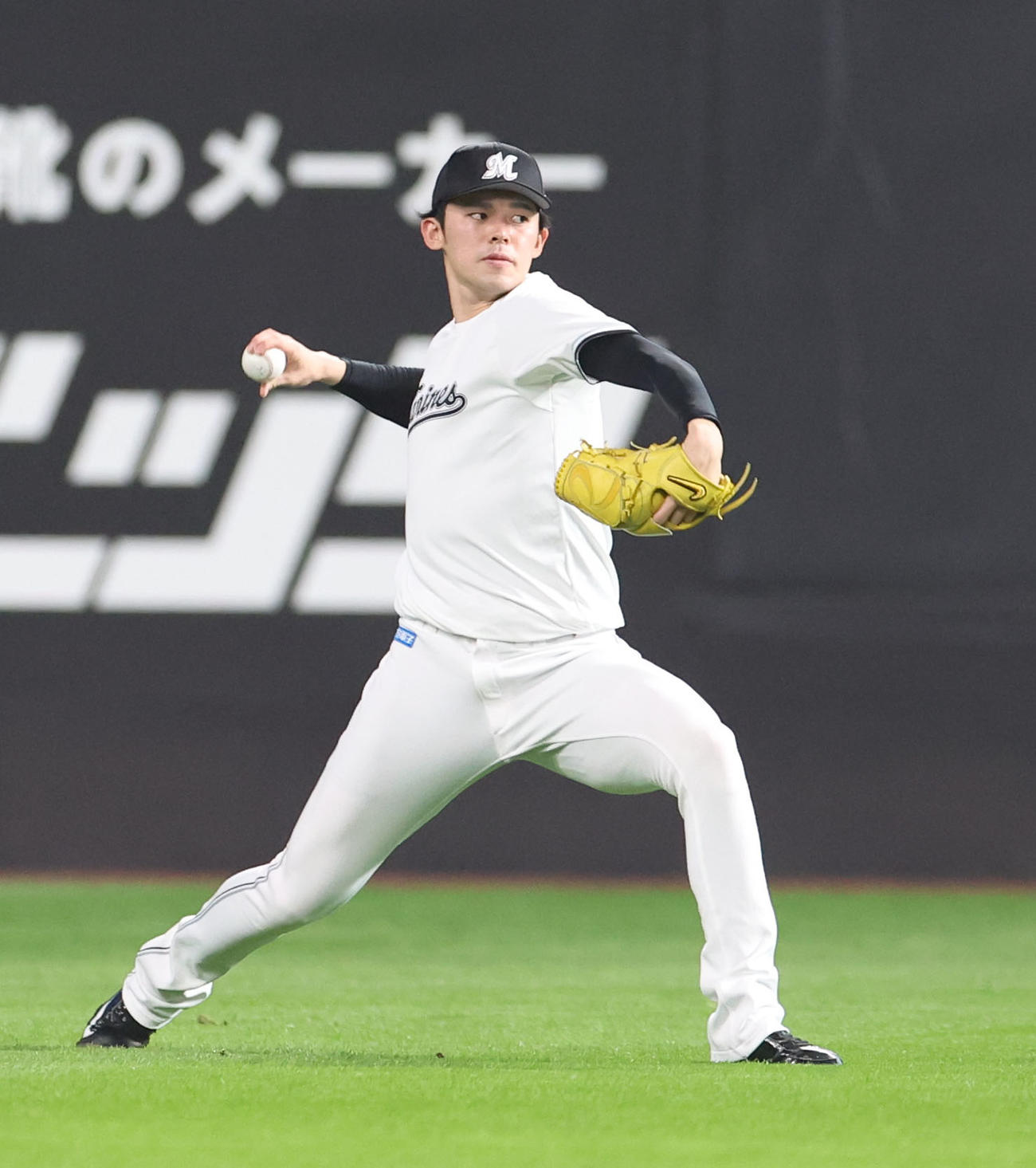 日本ハム対ロッテ　キャッチボールをするロッテ佐々木朗（撮影・佐藤翔太）