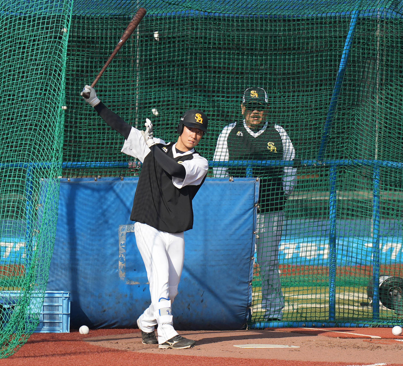 フリー打撃するソフトバンク上林。後ろは藤本監督（撮影・鈴木みどり）