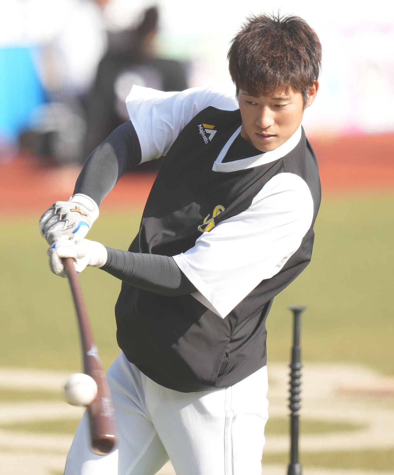 ティー打撃するソフトバンク上林（撮影・鈴木みどり）