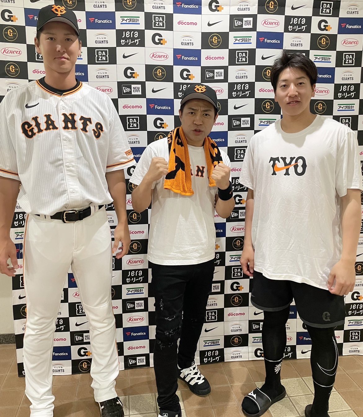 お笑いタレント「はなわ」のツイッターから。巨人秋広（左）と大勢（右）との3ショット写真