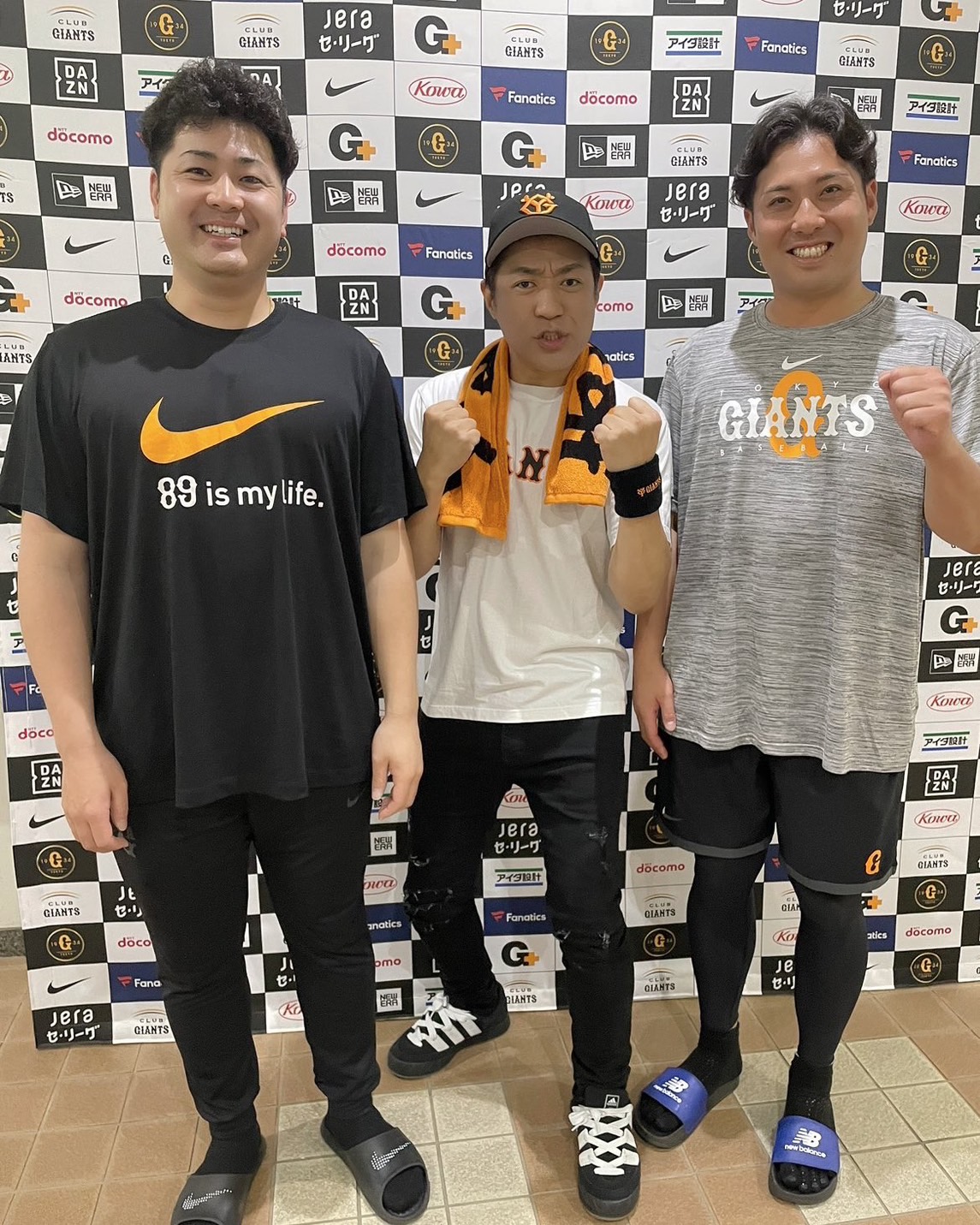お笑いタレント「はなわ」のツイッターから。巨人田中豊（左）と今村（右）との3ショット写真（スクリーンショット）