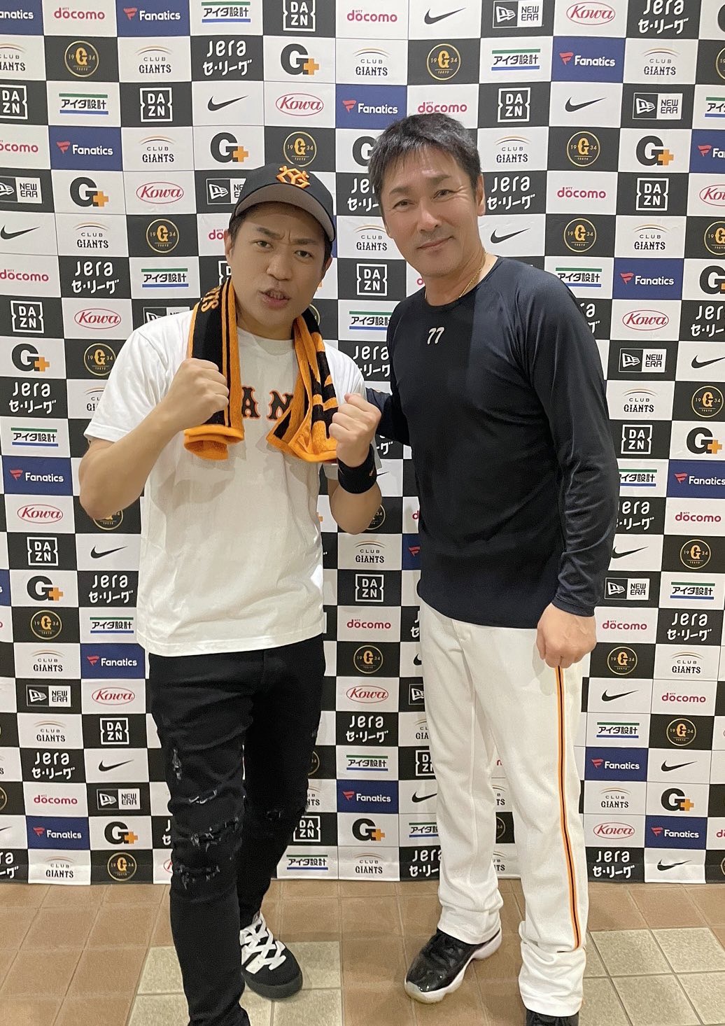 お笑いタレント「はなわ」のツイッターから。巨人元木作戦兼内野守備コーチとの2ショット写真（スクリーンショット）