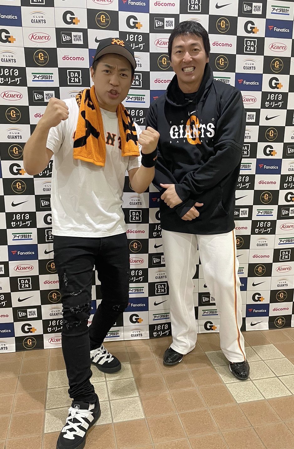 お笑いタレント「はなわ」のツイッターから。巨人長野との2ショット写真（スクリーンショット）