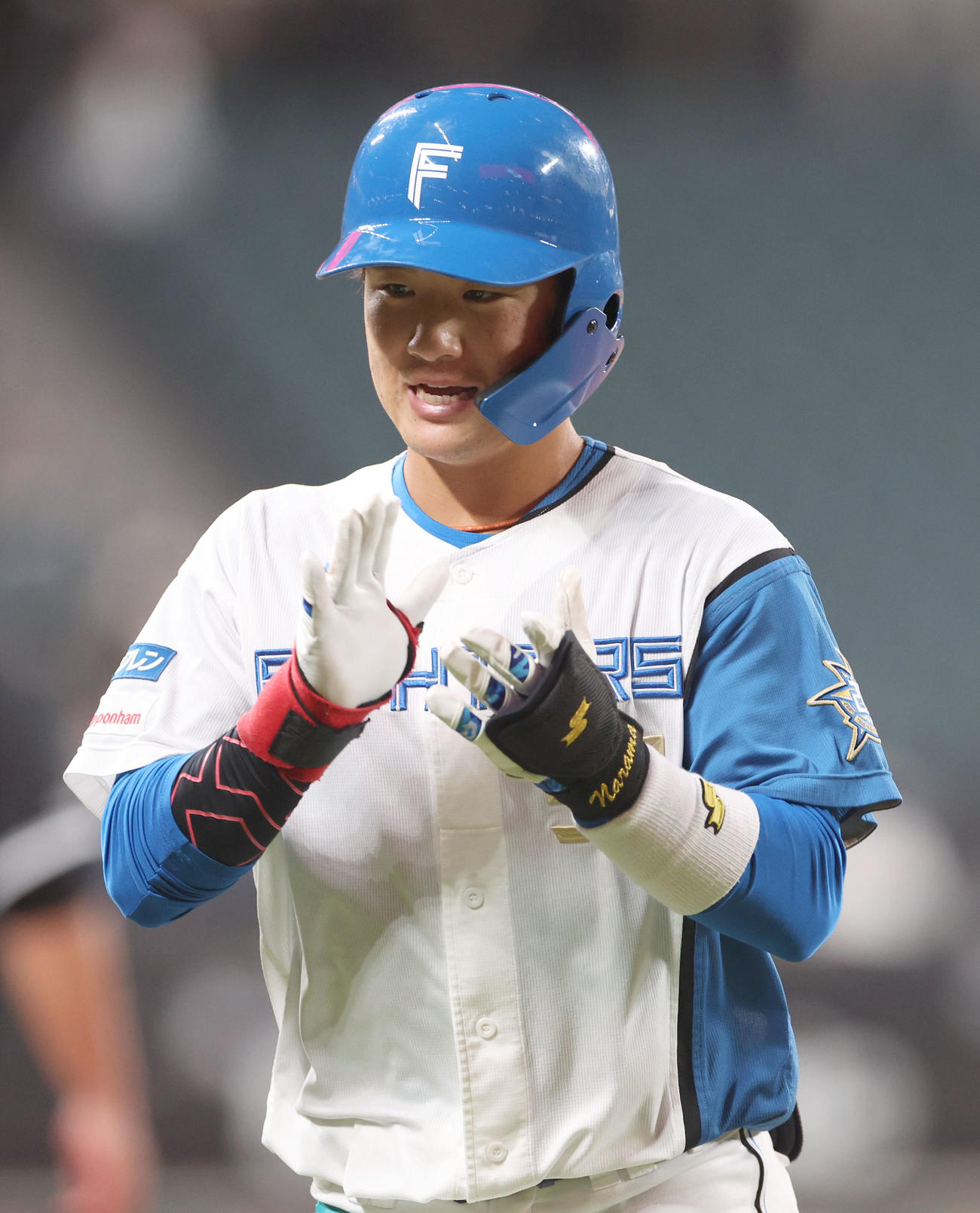日本ハム対ロッテ　4回裏日本ハム1死三塁、奈良間は左犠飛を放ち手をたたく（撮影・佐藤翔太）