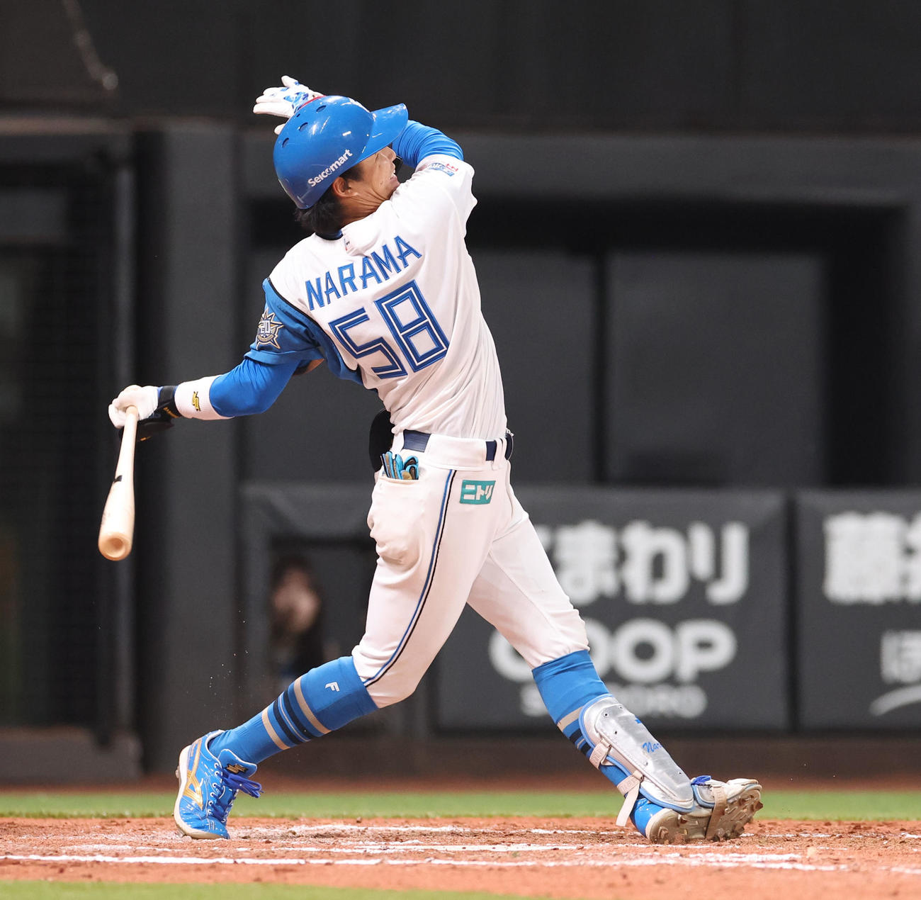 日本ハム対ロッテ　4回裏日本ハム1死三塁、奈良間は左犠飛を放つ（撮影・佐藤翔太）