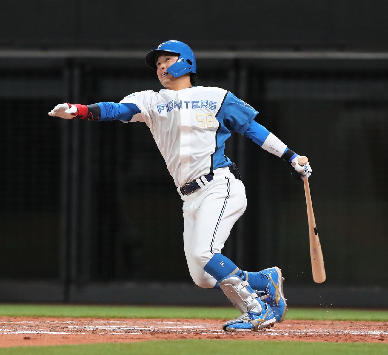 日本ハム対ロッテ　4回裏日本ハム1死三塁、左犠飛を放つ奈良間（撮影・黒川智章）