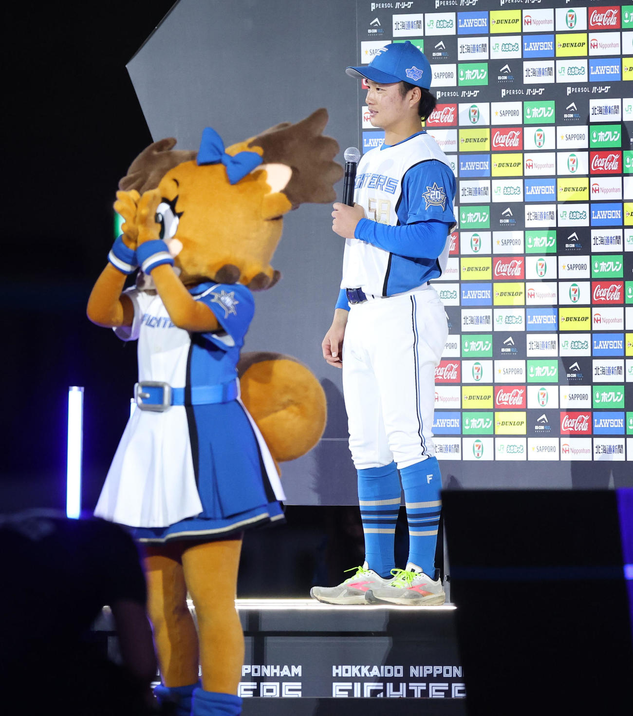 日本ハム対ロッテ　試合終了後、ヒーローインタビューに応じる日本ハム奈良間（撮影・佐藤翔太）