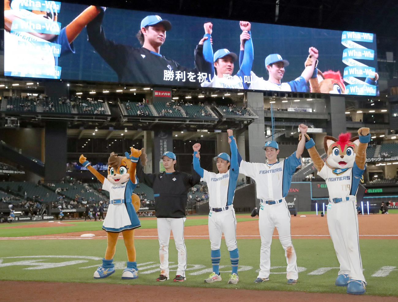 日本ハム対ロッテ　試合終了後、記念撮影する日本ハムの、左から鈴木、奈良間、松本剛（撮影・佐藤翔太）