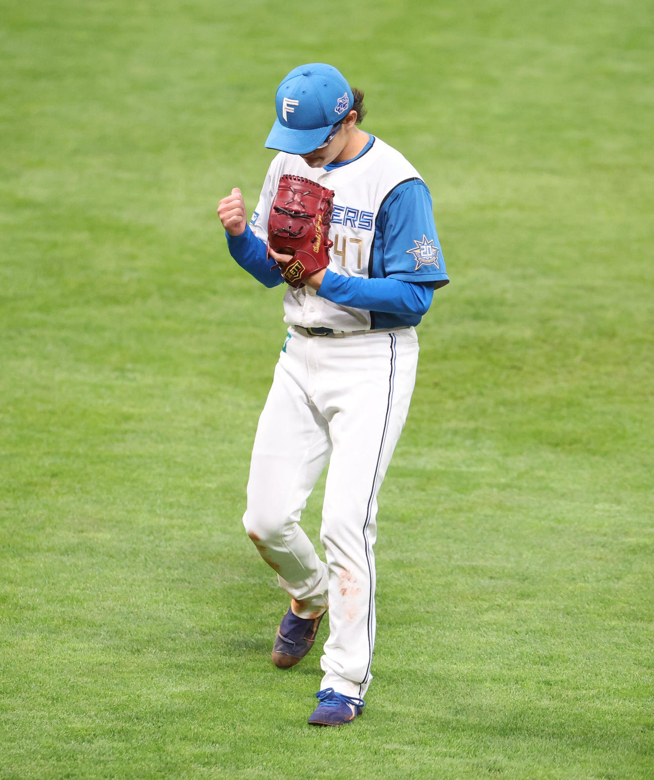 日本ハム対ロッテ　5回表を無失点に抑えガッツポーズをする鈴木（撮影・佐藤翔太）