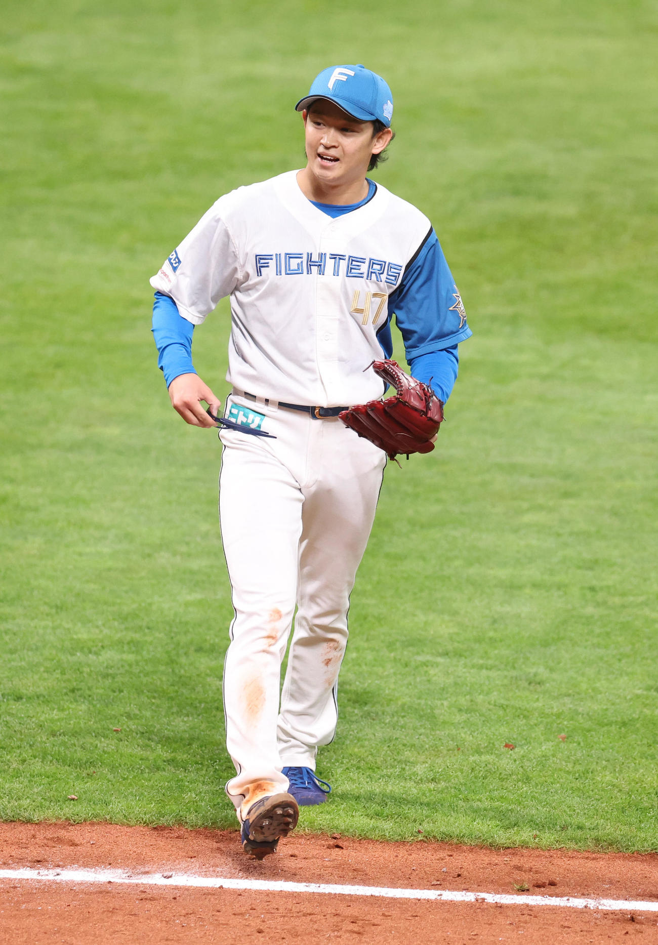 日本ハム対ロッテ　5回表を無失点に抑え笑顔を見せる鈴木（撮影・佐藤翔太）