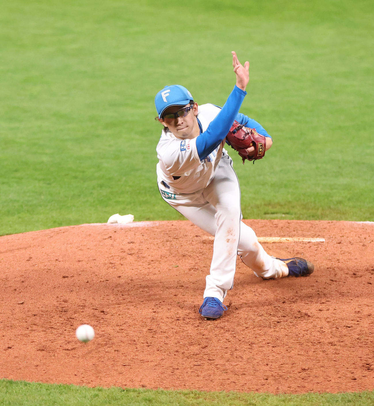 日本ハム対ロッテ　力投する日本ハム先発の鈴木（撮影・佐藤翔太）