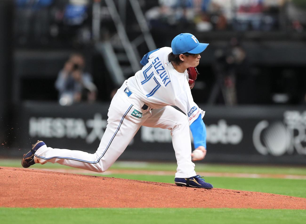 日本ハム対ロッテ　日本ハム先発の鈴木（撮影・黒川智章）