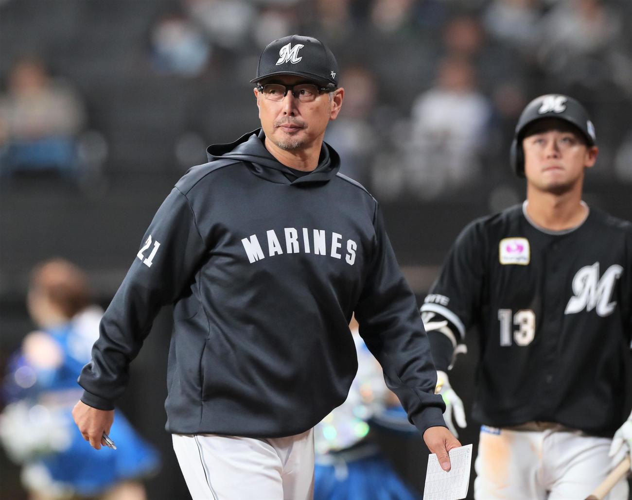 日本ハム対ロッテ　投手交代を告げる吉井監督（撮影・黒川智章）