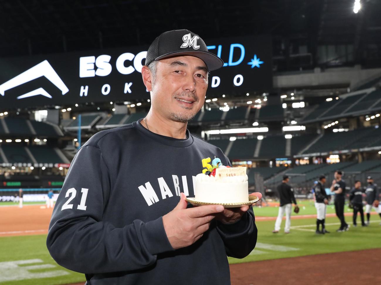 日本ハム対ロッテ　58歳の誕生日を迎えバースデーケーキを手にする吉井監督（撮影・黒川智章）
