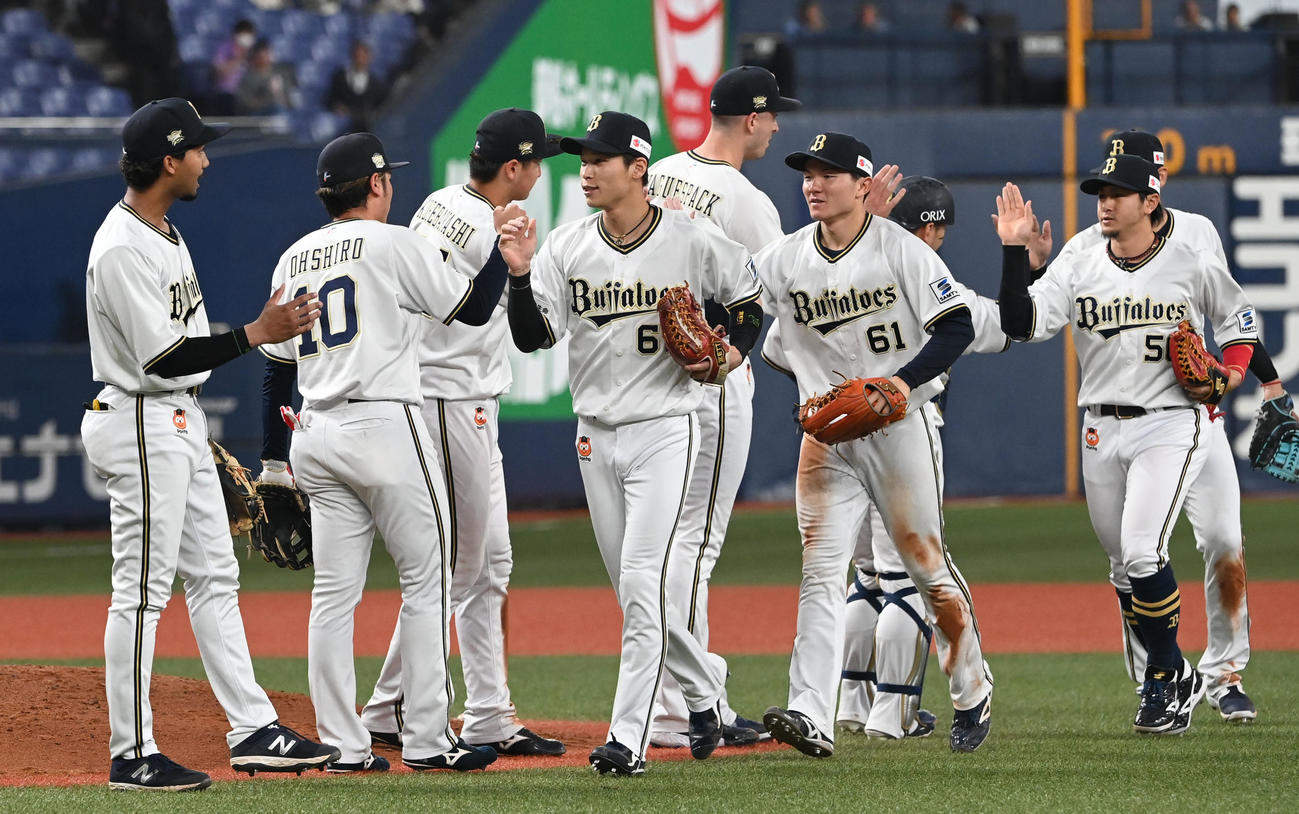 オリックス対楽天　楽天に勝利しタッチを交わす中川圭らオリックスナイン（撮影・和賀正仁）
