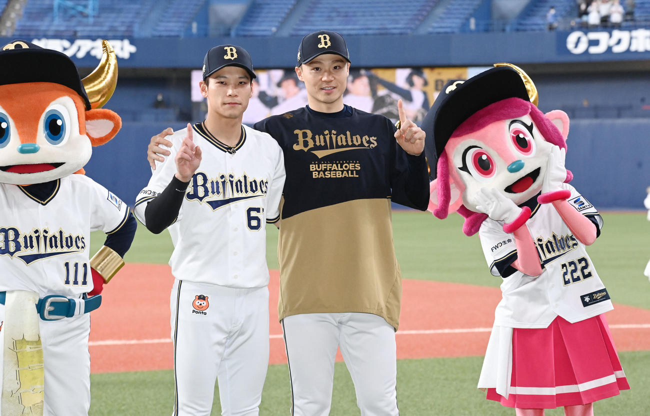 オリックス対楽天　1勝目の山崎福（右）と1号本塁打を放った中川圭はそろってポーズ（撮影・和賀正仁）