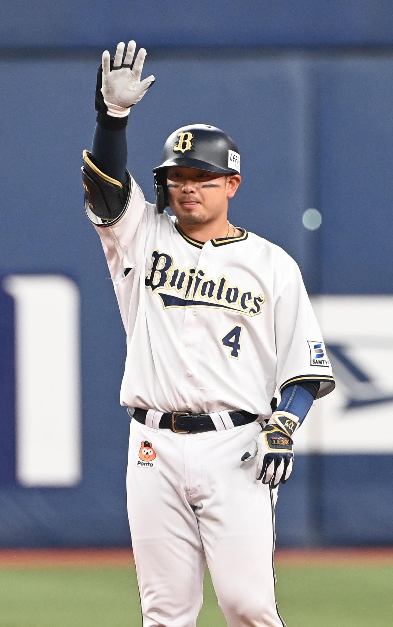 オリックス対楽天　3回裏オリックス2死一塁、右中間を破る適時二塁打を放った森はベンチに向かいポーズ（撮影・和賀正仁）