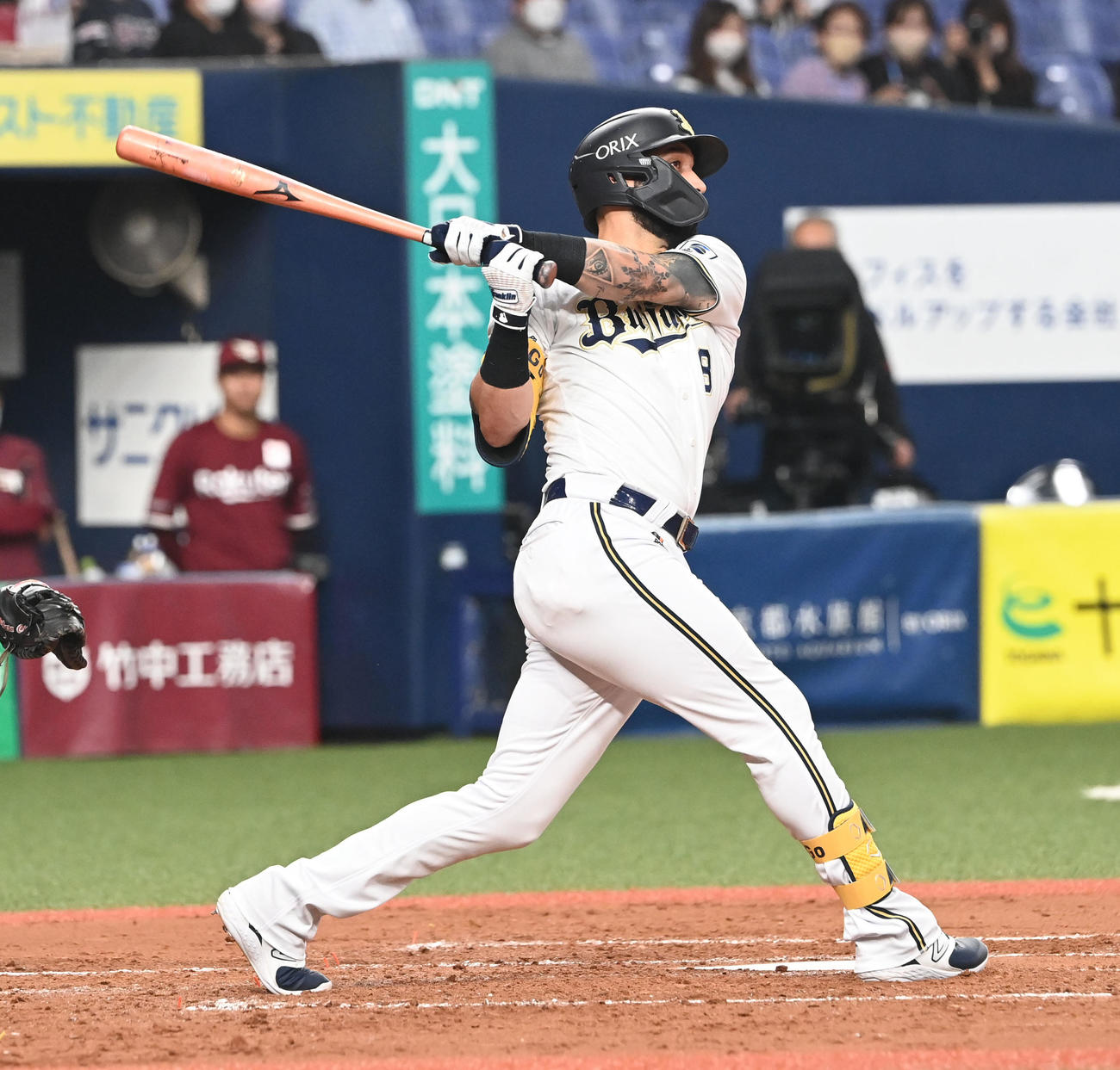 オリックス対楽天　4回裏オリックス1死、右翼線に二塁打を放つゴンザレス（撮影・和賀正仁）